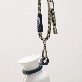 Dopper Kordel Sandy Black an Flasche befestigt