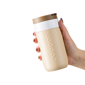 Person hält Travel Mug 300 ml – Earthy Brown in der Hand