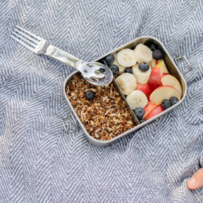 Dose mit Müsli und Obst und dem ECO Spork von ECO Brotbox