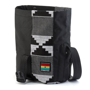 Moderne Bauchtasche Cyclo Travel Sling von Ethnotek – Kente von vorne, nach oben geöffnet