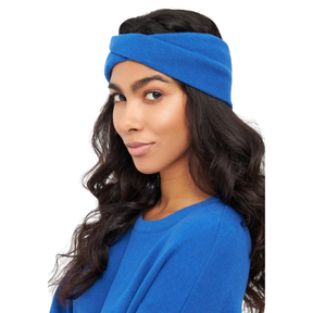 Person trägt Stirnband – Beth Deep Blue von Givn