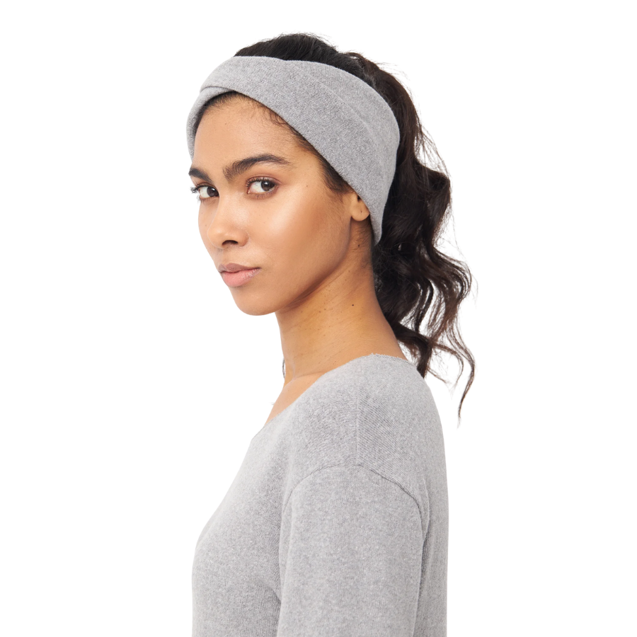 Person trägt Stirnband – Beth Stone Grey von Givn