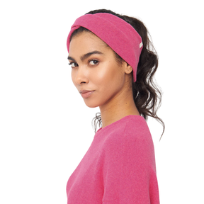 Person trägt Stirnband – Beth Berry Pink von Givn