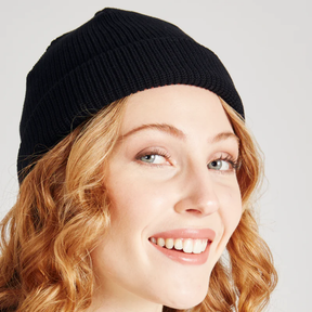 Person trägt Mütze – Chris Black von Givn