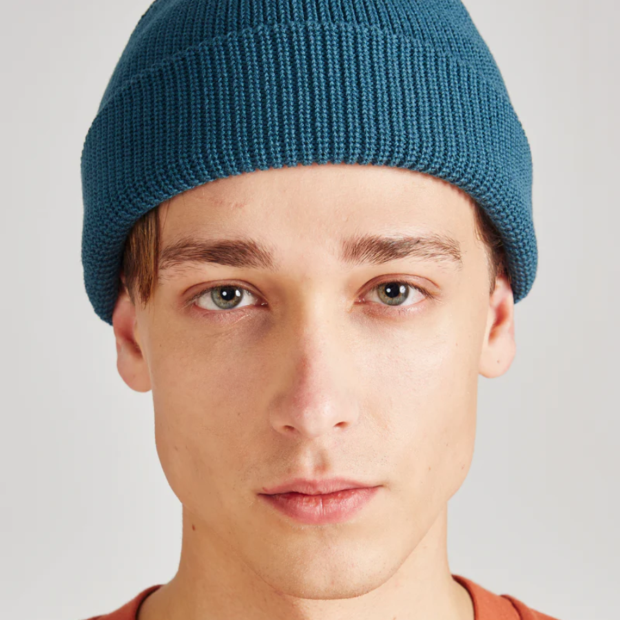 Person trägt Mütze – Chris Teal Blue von Givn