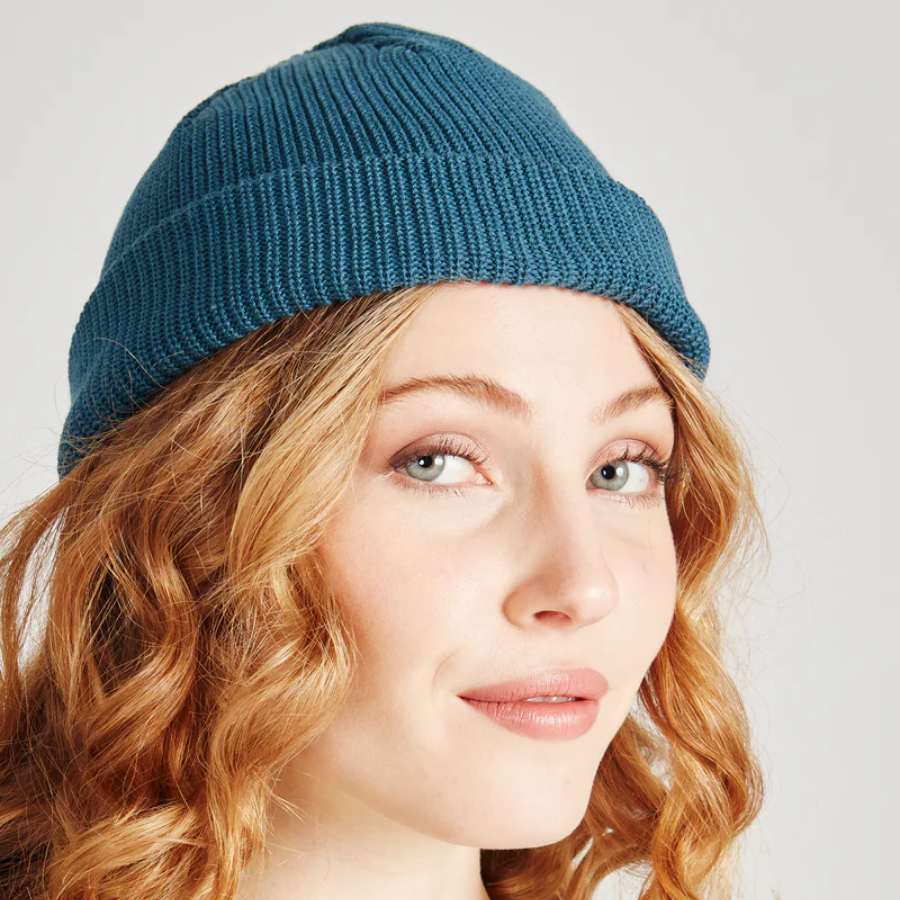 Person trägt Mütze – Chris Teal Blue von Givn