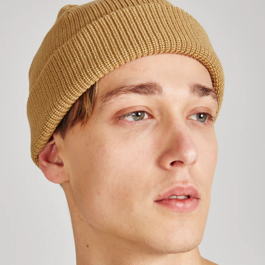 Person trägt Mütze – Chris Camel von Givn