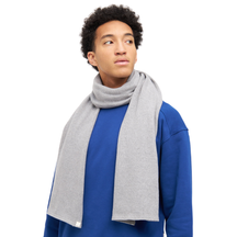 Person trägt Schal – Dana Stone Grey von Givn