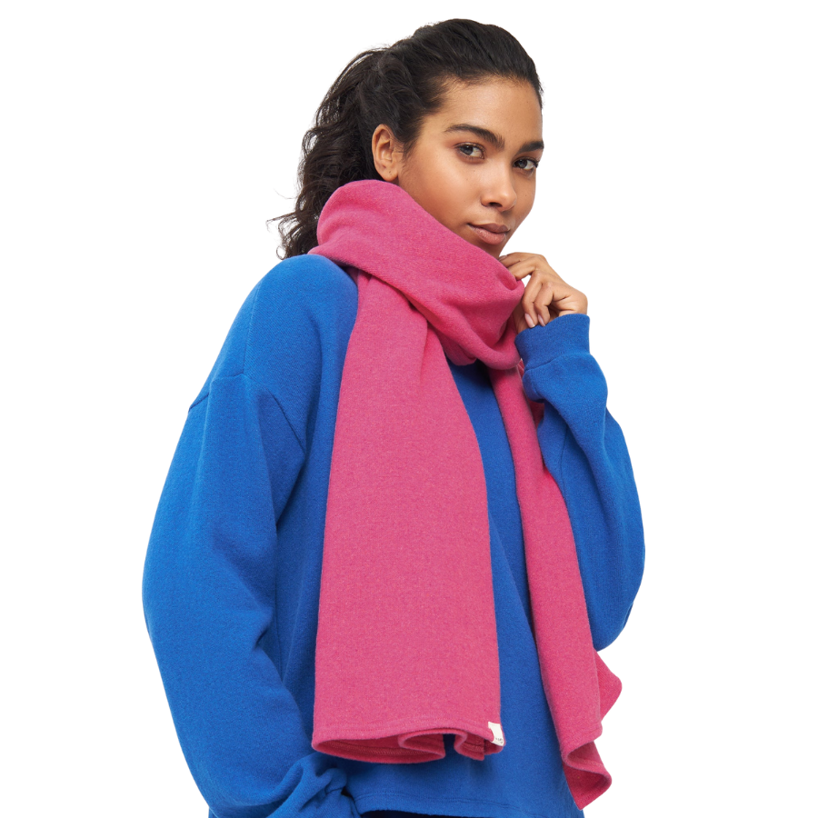 Person trägt Schal – Dana Berry Pink von Givn