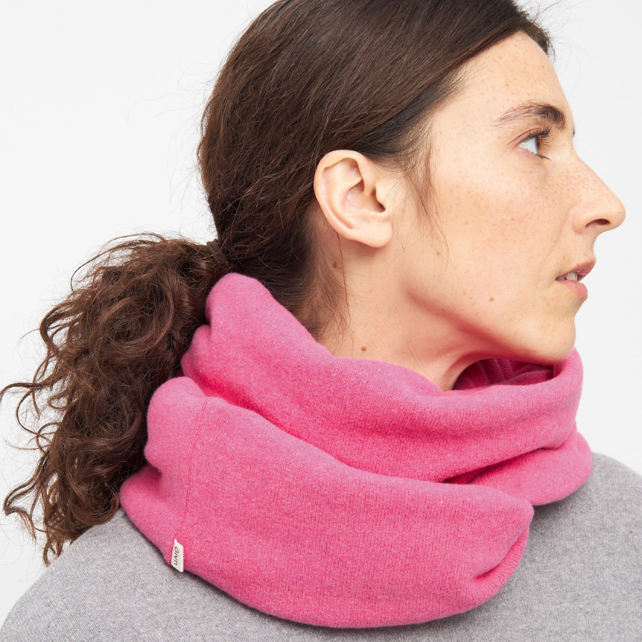 Persion trägt Schal – Ezra Berry Pink von Givn 