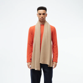 Person trägt Schal – GBDana Beige von Givn