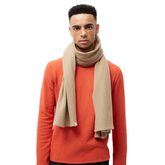 Person trägt Schal – GBDana Beige von Givn