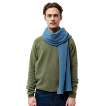 Person trägt Schal – GBDana Teal Blue von Givn