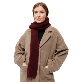 Person trägt Schal – GBJake von Givn Burgundy