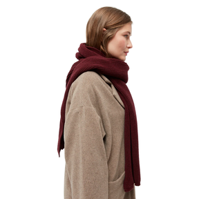 Person trägt Schal – GBJake von Givn Burgundy, seitliche Ansicht
