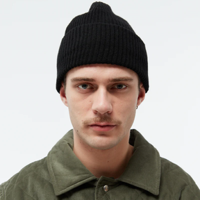 Person trägt Mütze – GBParis Black von Givn