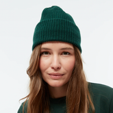 Person trägt Mütze – GBParis Bottle Green von Givn