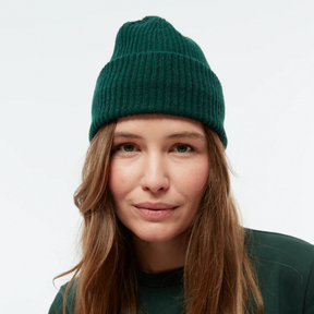 Person trägt Mütze – GBParis Bottle Green von Givn