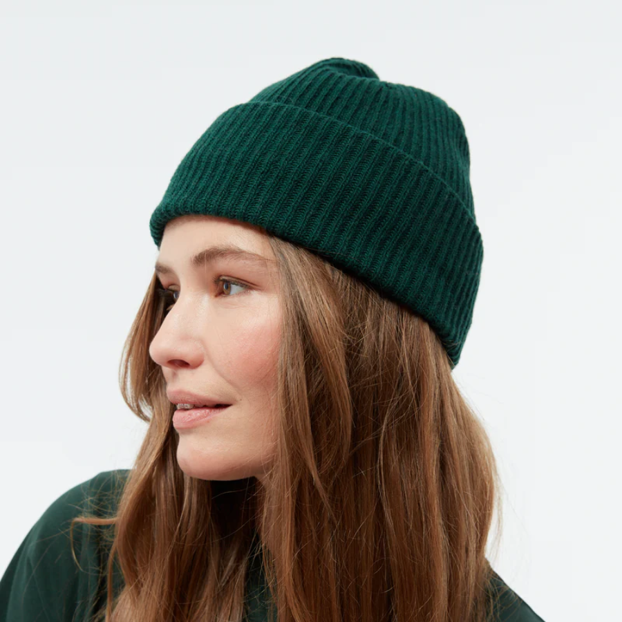 Person trägt Mütze – GBParis Bottle Green von Givn, schräge Ansich