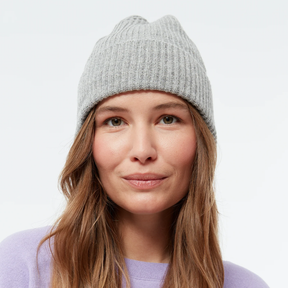 Person trägt Mütze – GBParis Mid Grey von Givn