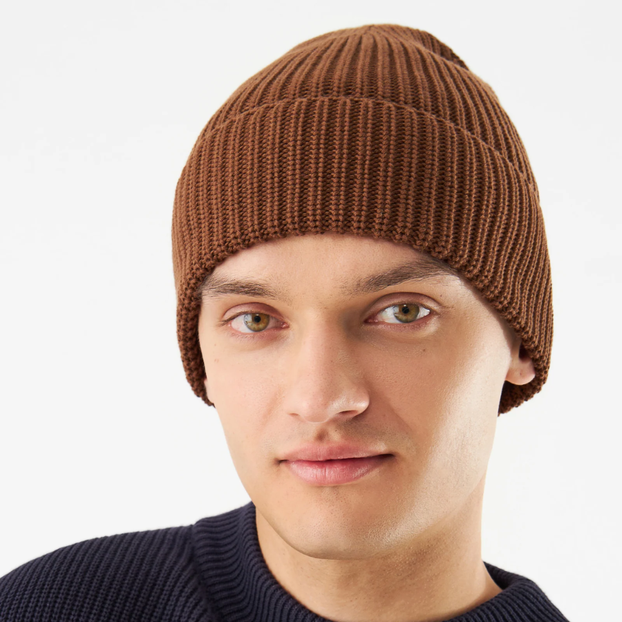 Person trägt Mütze Gino Chestnut Brown von Givn