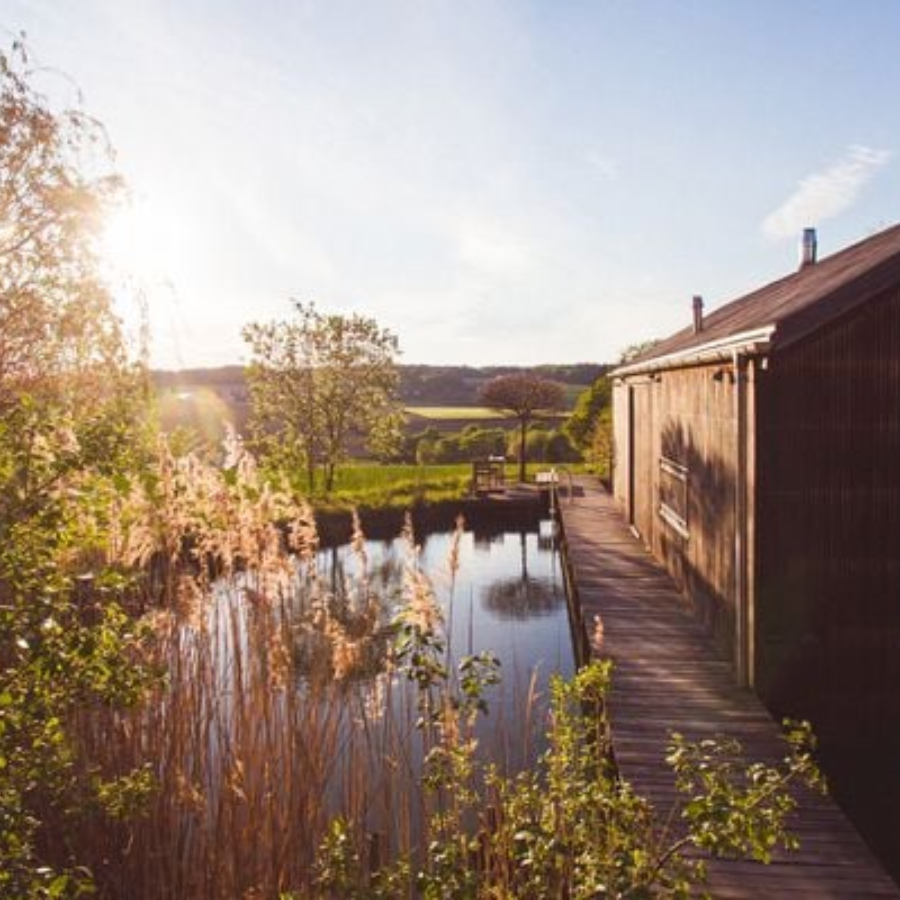 Good Places for Good People – Deutschland – Haus an einem kleinen Teich