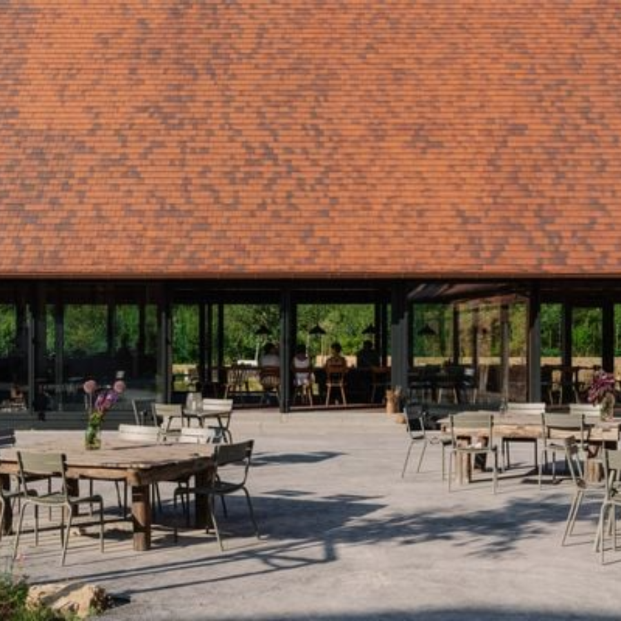 Good Places for Good People – Deutschland – Restaurant mit Tischen und Stühlen in der Sonne