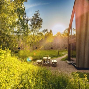 Good Places for Good People – Deutschland – Haus und Garten mit Tisch und Bänken