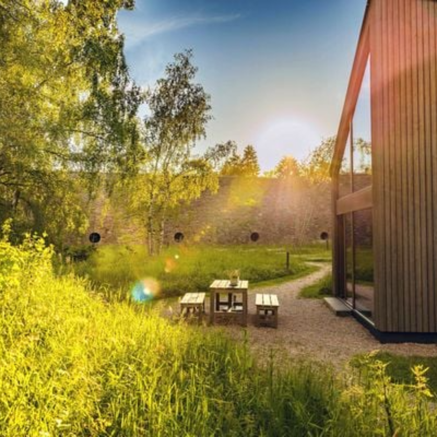 Good Places for Good People – Deutschland – Haus und Garten mit Tisch und Bänken