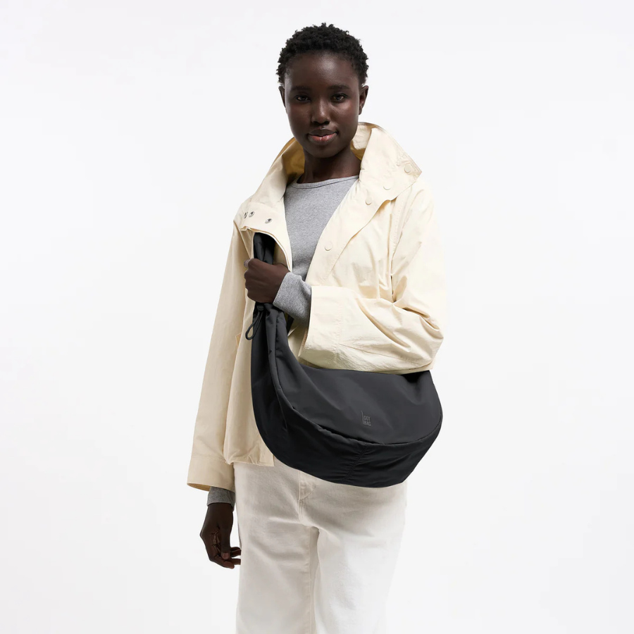Person trägt die Moon Bag Ruffle von Got Bag – Monochrom Black über der Schulter, ohne Ruffle