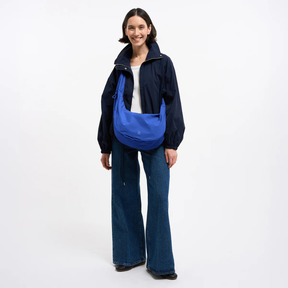 Person trägt die Moon Bag Ruffle von Got Bag – Monochrom Cobalt über der Schulter, ohne Ruffle