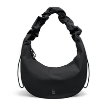 Moon Bag Ruffle von Got Bag – Monochrom Black von vorne