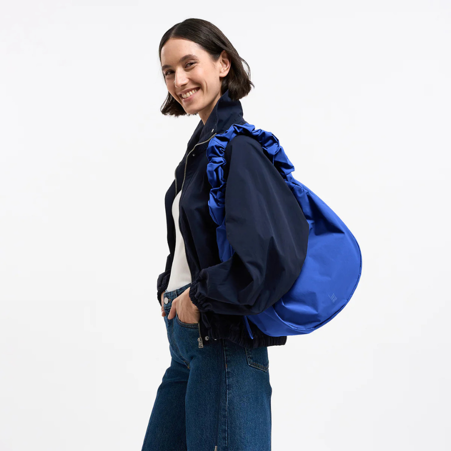 Person trägt die Moon Bag Ruffle von Got Bag – Monochrom Cobalt über der Schulter
