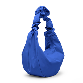 Moon Bag Ruffle von Got Bag – Monochrom Cobalt von der Seite