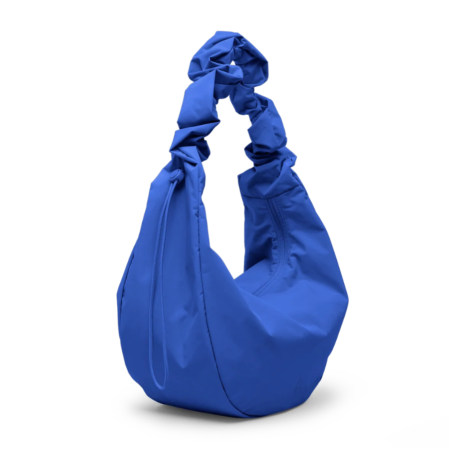 Moon Bag Ruffle von Got Bag – Monochrom Cobalt von der Seite