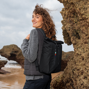 Person trägt den RollTop Rucksack Mini Easy von Got Bag in Black