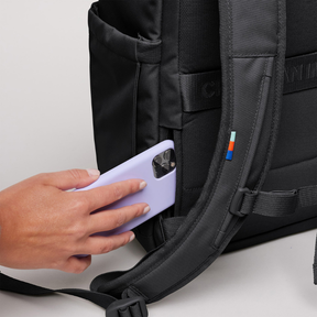 Serene Pack von Got Bag Black von hinten – Handy wird eingeschoben