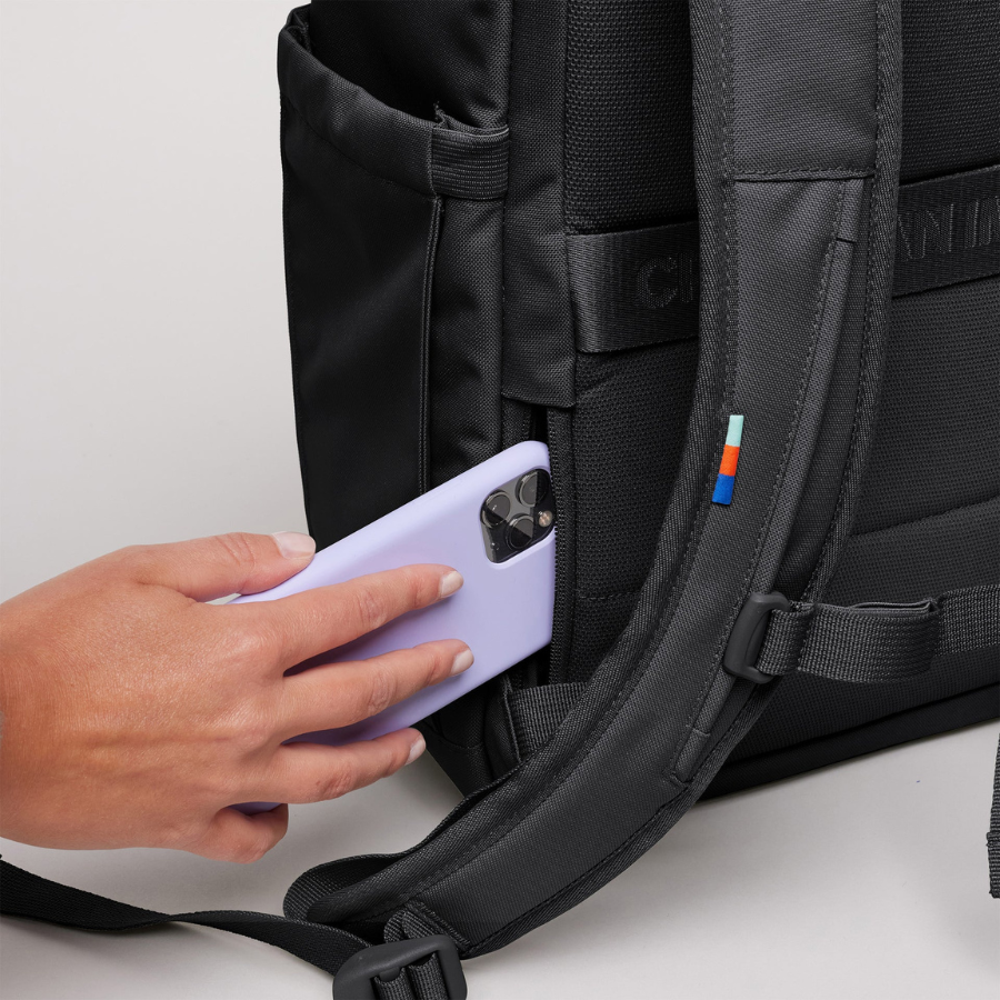 Serene Pack von Got Bag Black von hinten – Handy wird eingeschoben