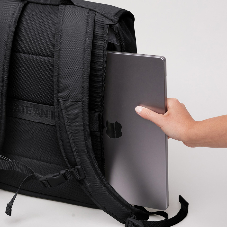 Serene Pack von Got Bag Black von hinten – Laptop wird eingeschoben