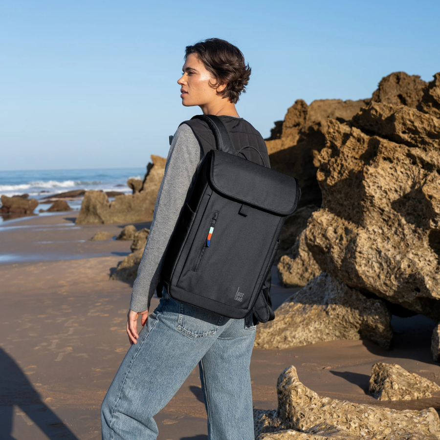Person trägt den Serene Pack von Got Bag Black am Meer