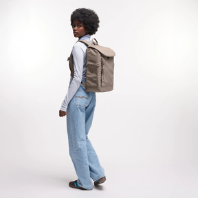 Person trägt den Serene Pack von Got Bag Monochrom Oyster