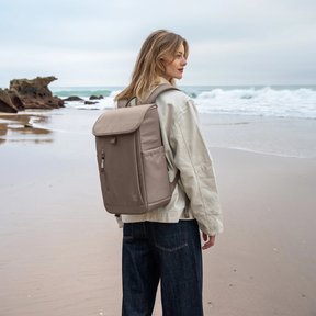 Person trägt den Serene Pack von Got Bag Monochrom Oyster am Meer