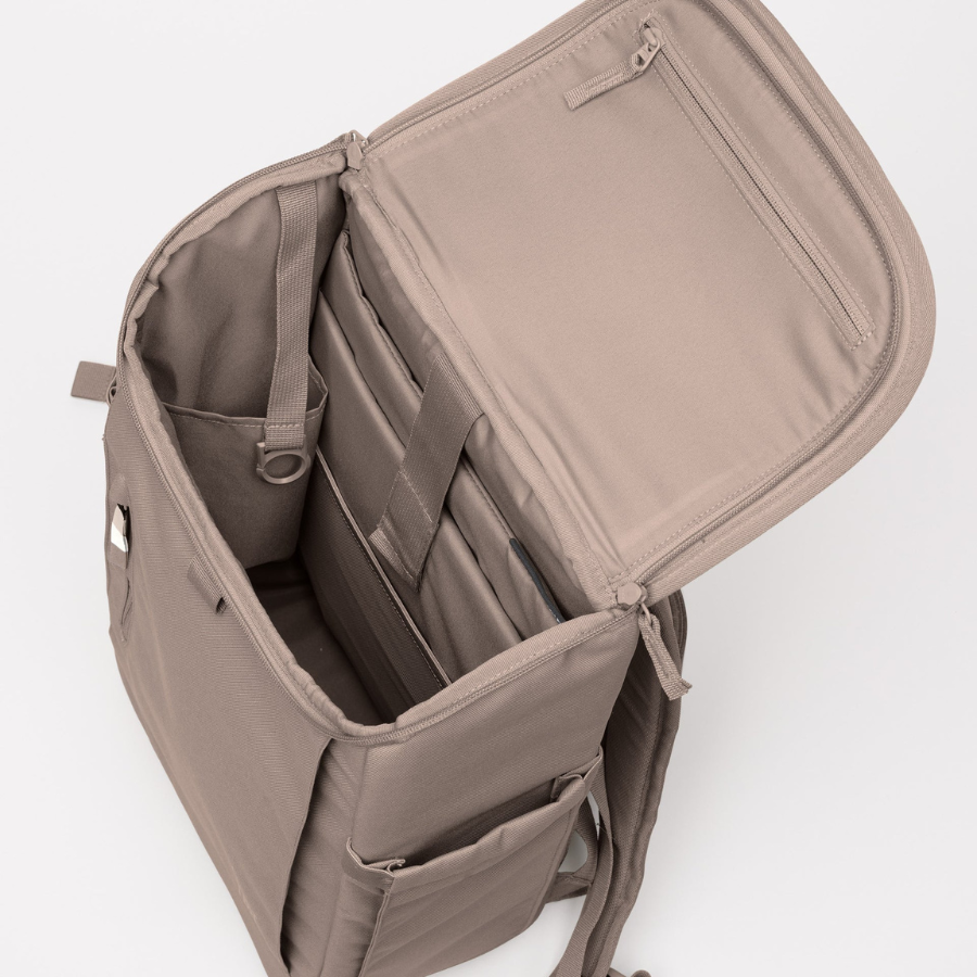 Serene Pack von Got Bag Monochrom Oyster von oben, geöffnet