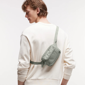Person trägt Sling Bag Small von Got Bag in Bass nach hinten