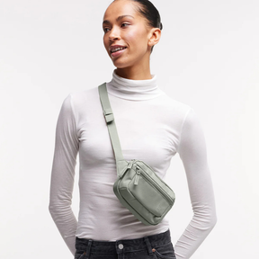 Person trägt Sling Bag Small von Got Bag in Bass nach vorne