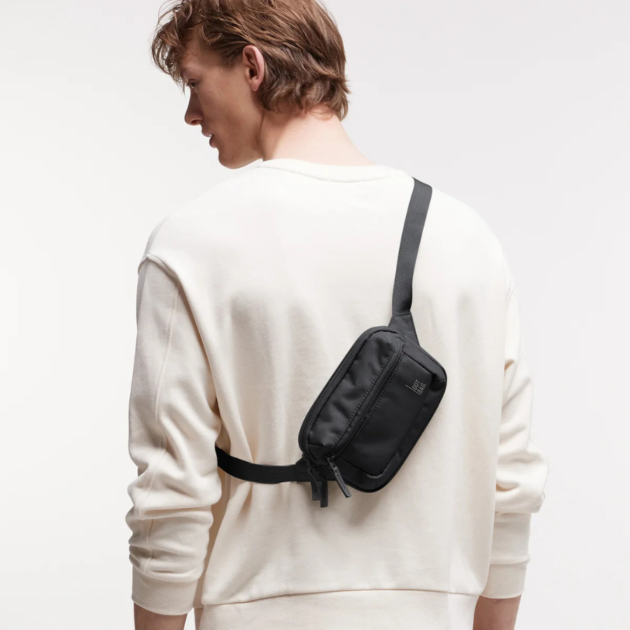 Person trägt Sling Bag Small von Got Bag in schwarz nach hinten