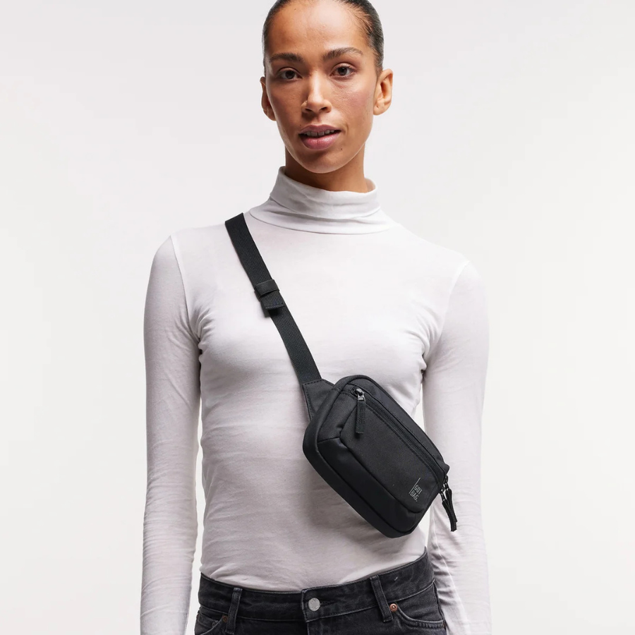 Person trägt Sling Bag Small von Got Bag in schwarz nach vorne