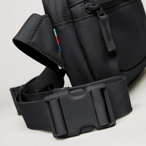 Sling Bag Small von Got Bag in schwarz Schnalle