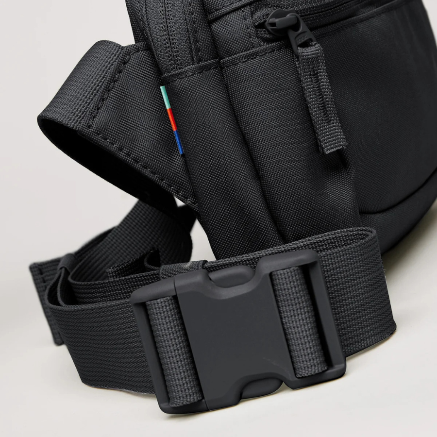 Sling Bag Small von Got Bag in schwarz Schnalle