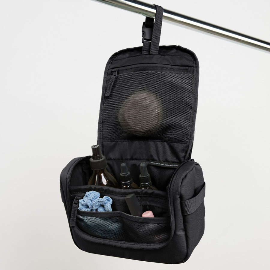 Waschtasche  aus Ocean Impact Plastic von Got Bag, hängend